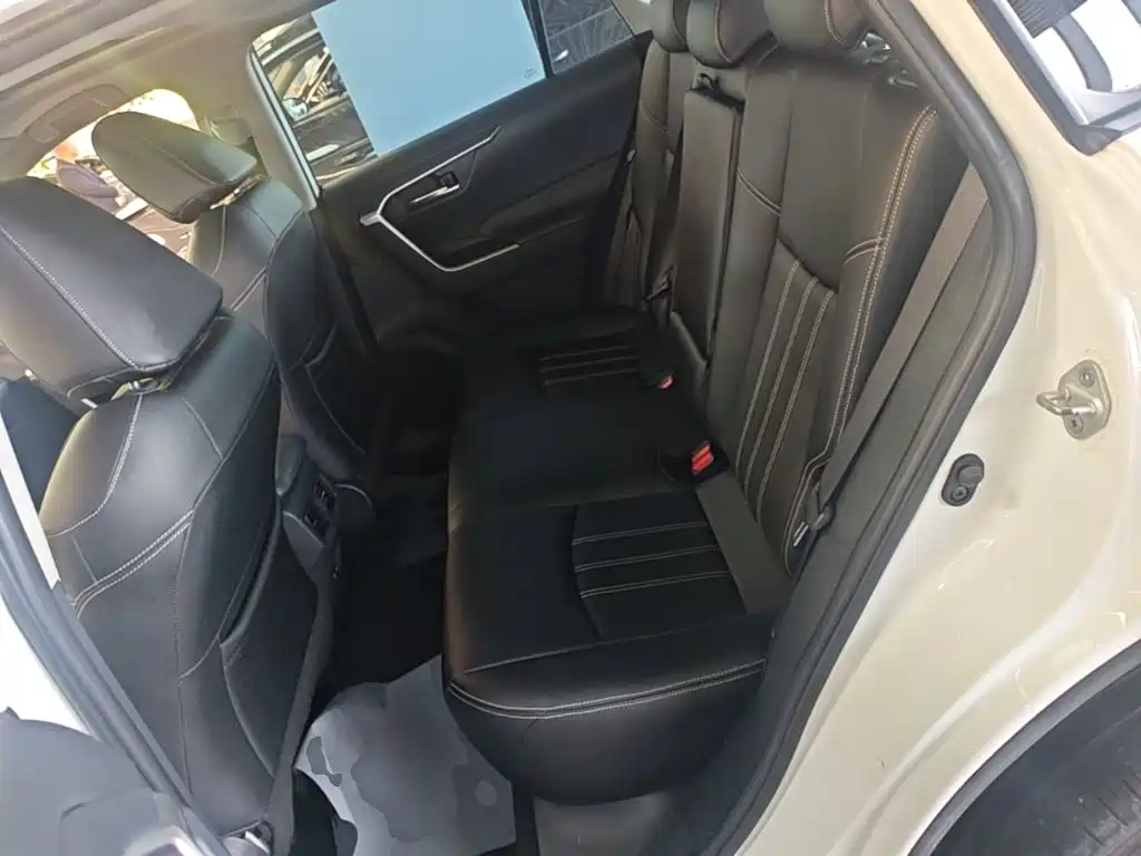 Toyota RAV4 — фото 17