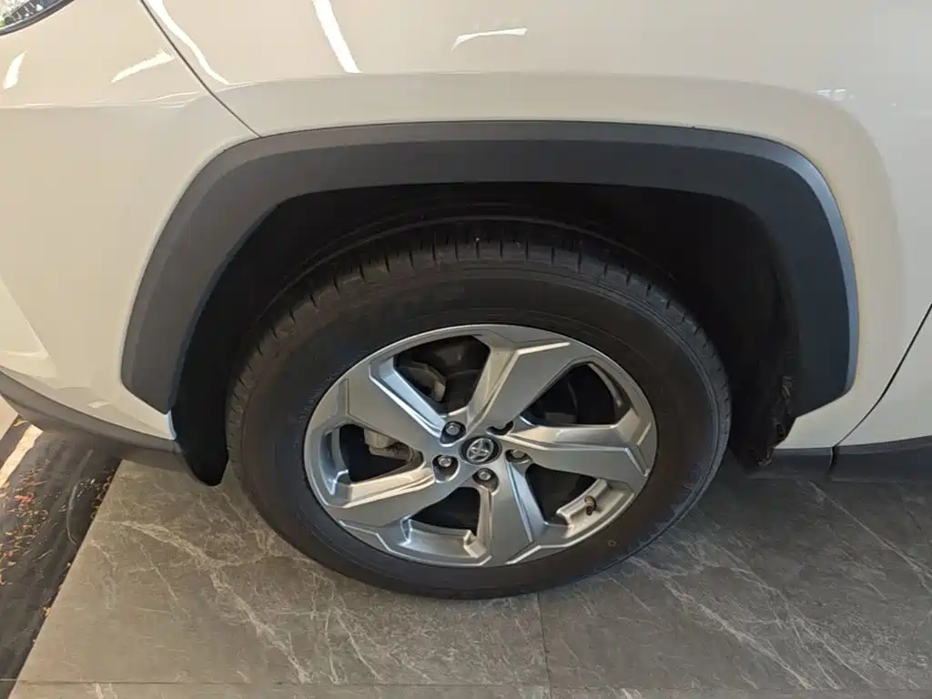 Toyota RAV4 — фото 23