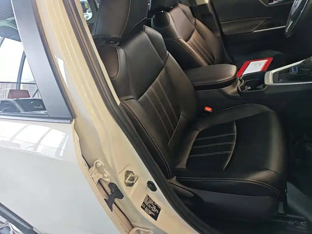 Toyota RAV4 — фото 25
