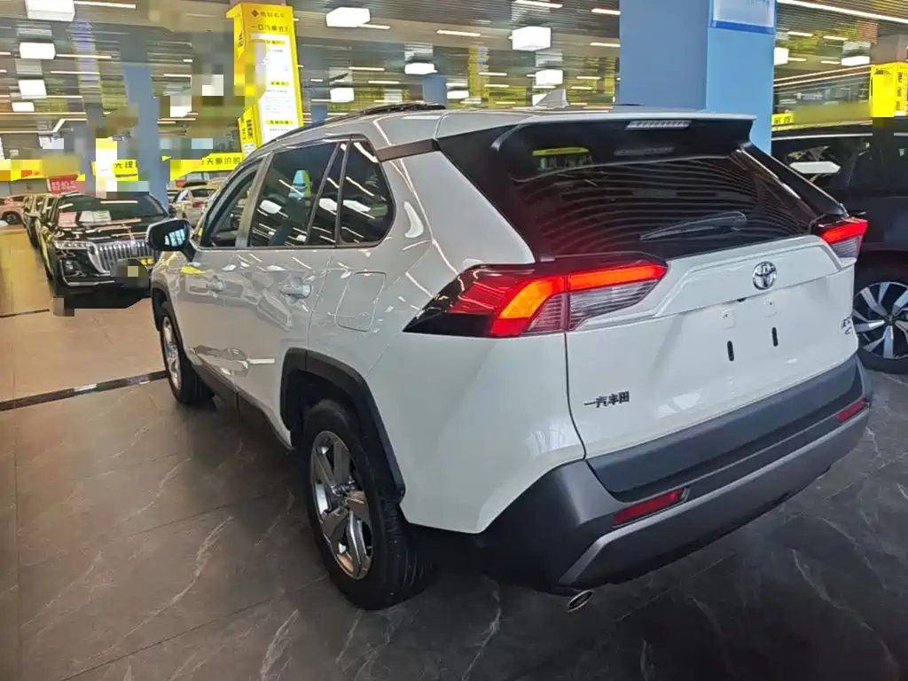 Toyota RAV4 — фото 5