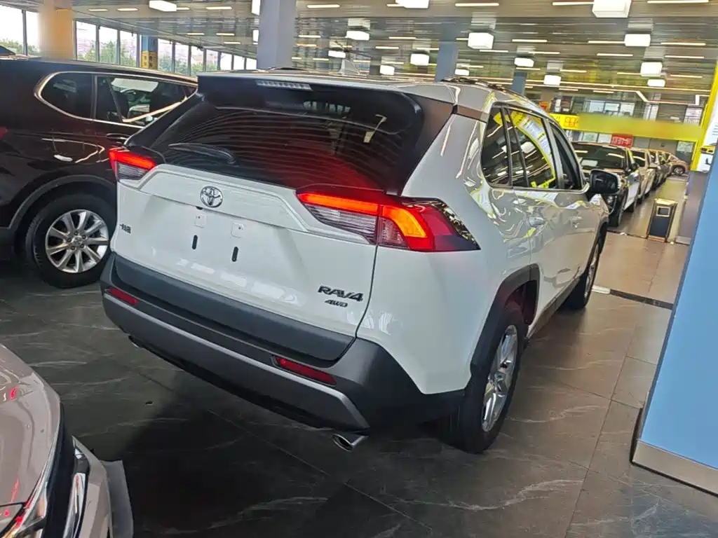 Toyota RAV4 — фото 7