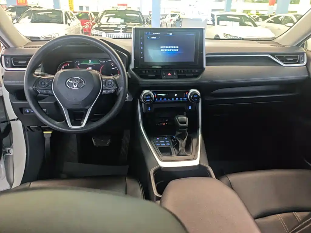 Toyota RAV4 — фото 10