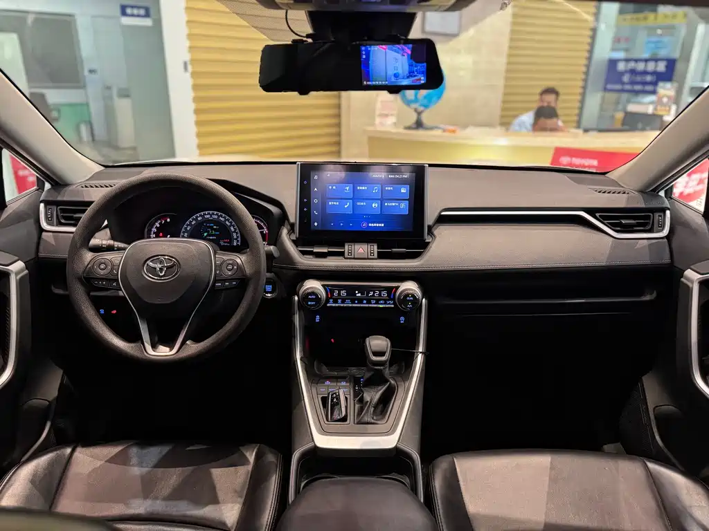 Toyota RAV4 — фото 13