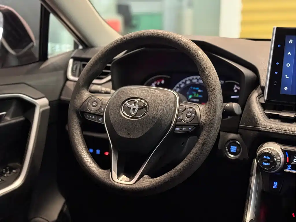 Toyota RAV4 — фото 14