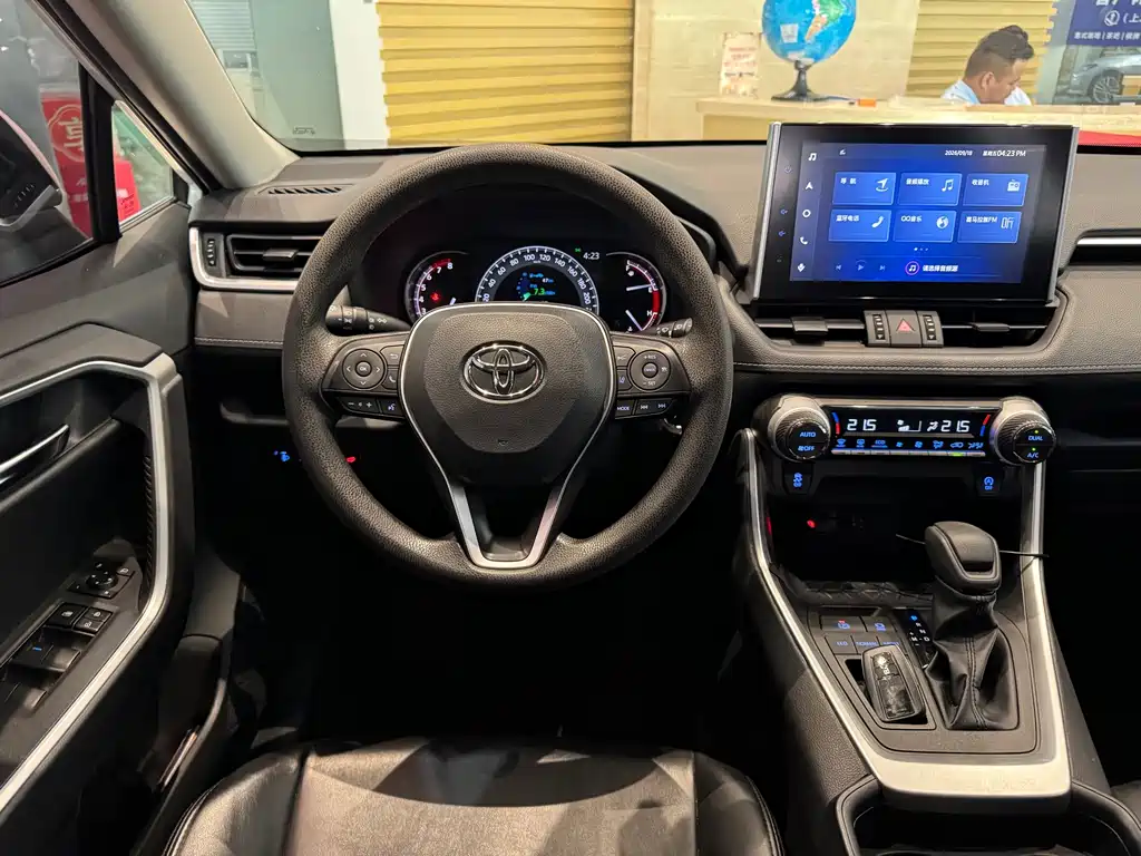Toyota RAV4 — фото 15