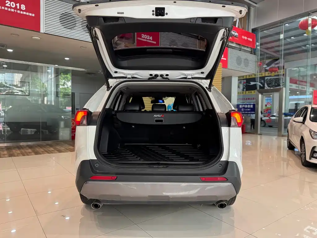 Toyota RAV4 — фото 19