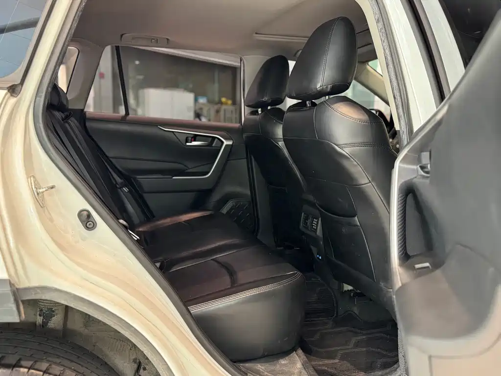 Toyota RAV4 — фото 20