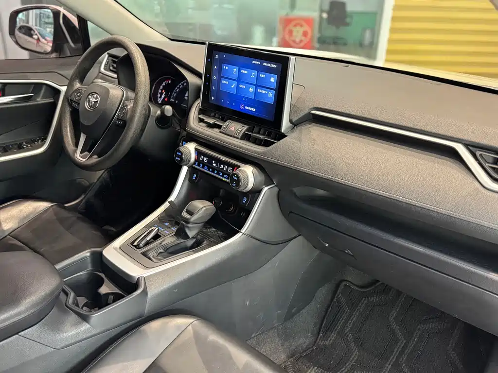 Toyota RAV4 — фото 22