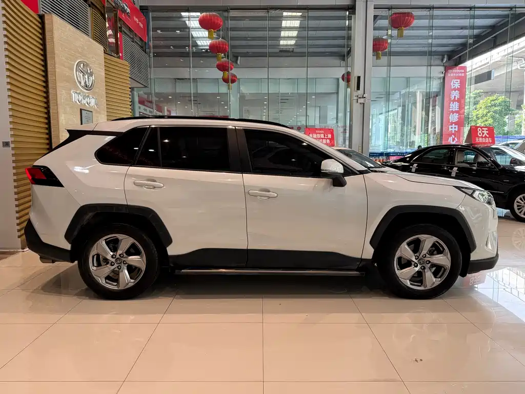 Toyota RAV4 — фото 5