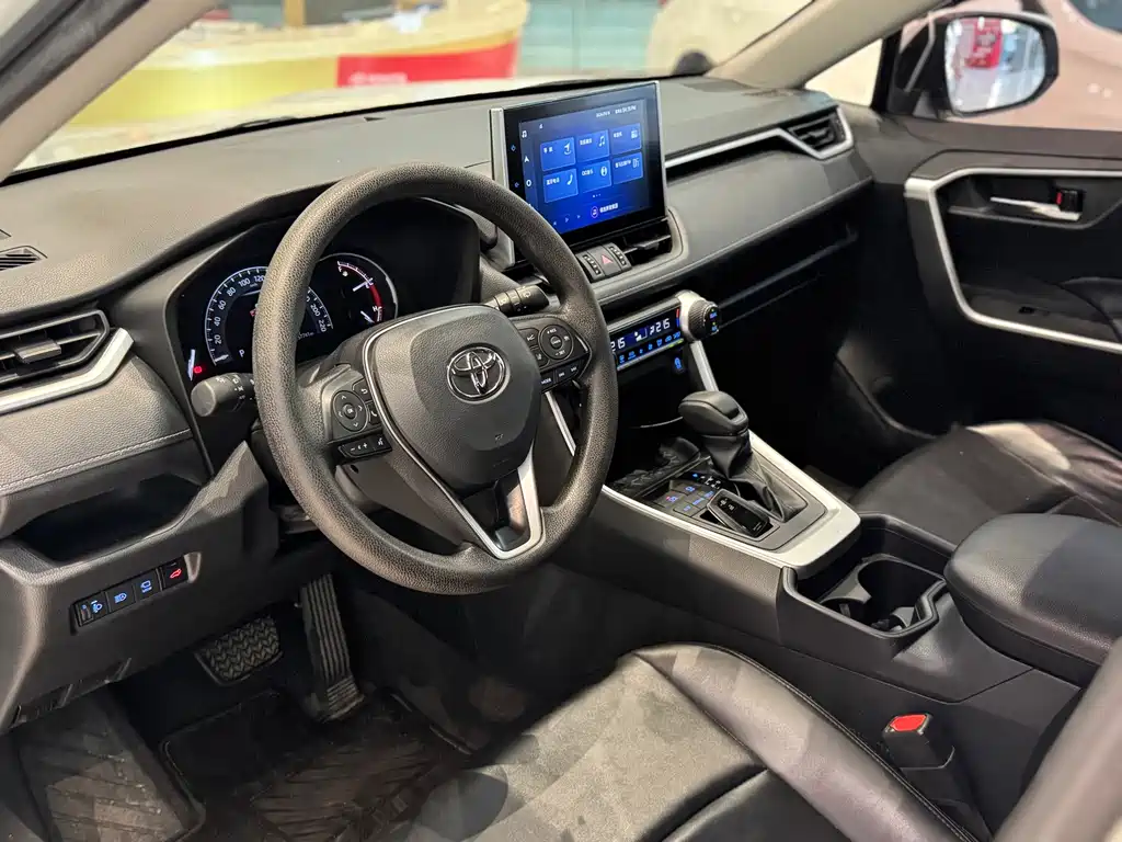Toyota RAV4 — фото 8