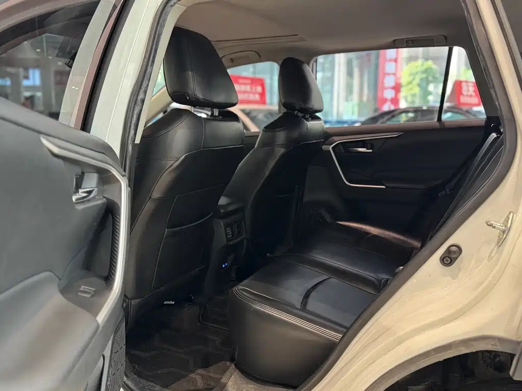 Toyota RAV4 — фото 10
