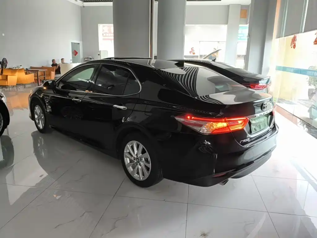 Toyota Camry — фото 5