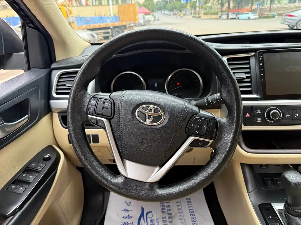 Toyota Highlander — фото 11