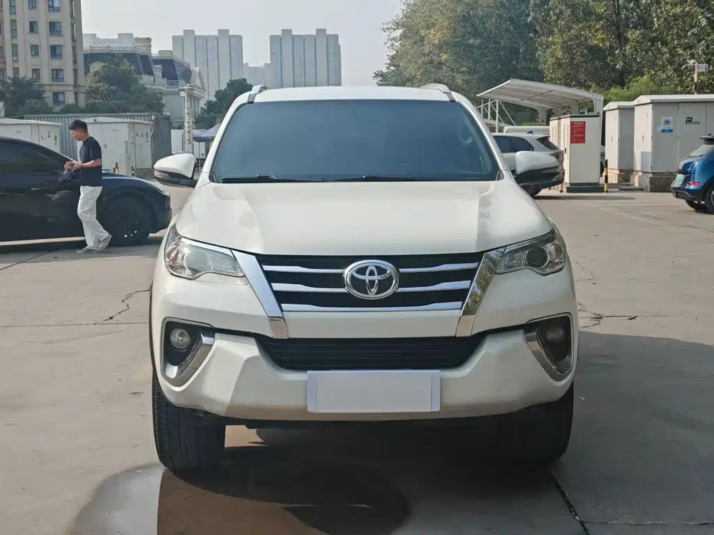 Toyota Fortuner — фото 2