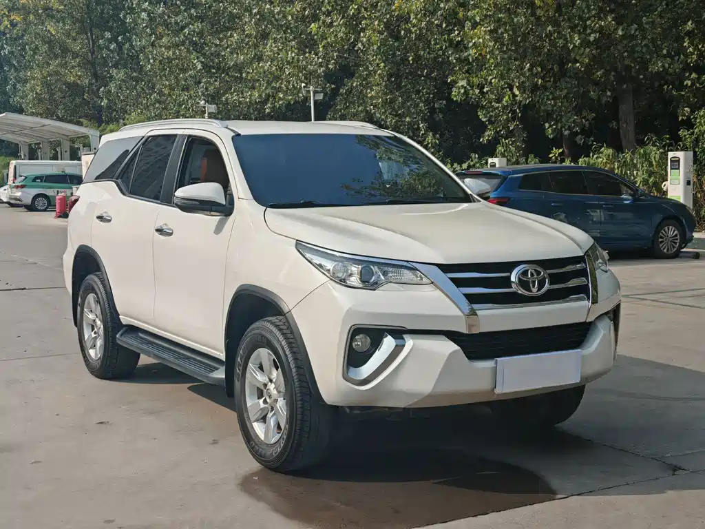 Toyota Fortuner — фото 3