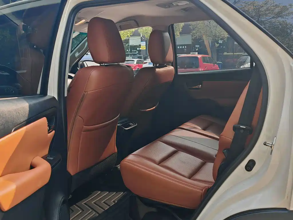 Toyota Fortuner — фото 5