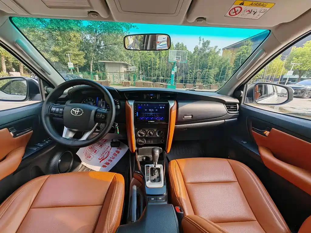 Toyota Fortuner — фото 6