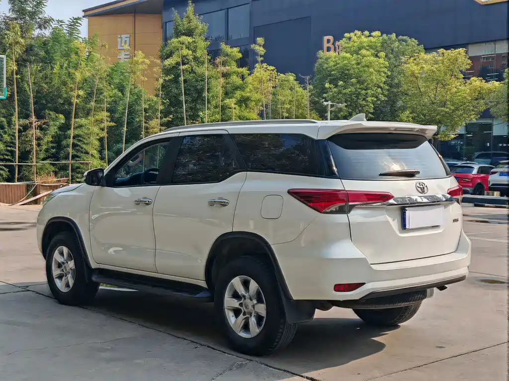 Toyota Fortuner — фото 8