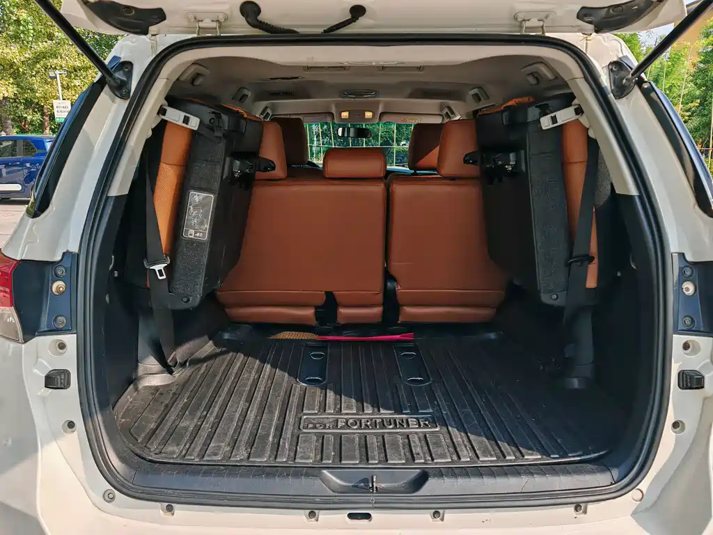 Toyota Fortuner — фото 9