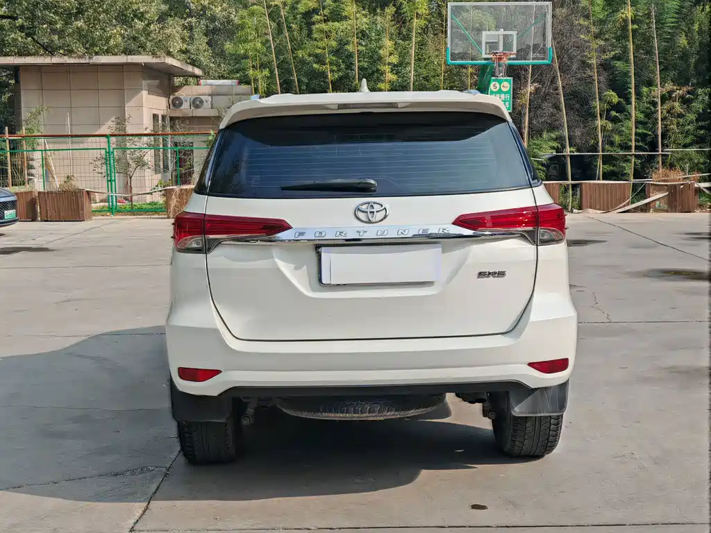 Toyota Fortuner — фото 10