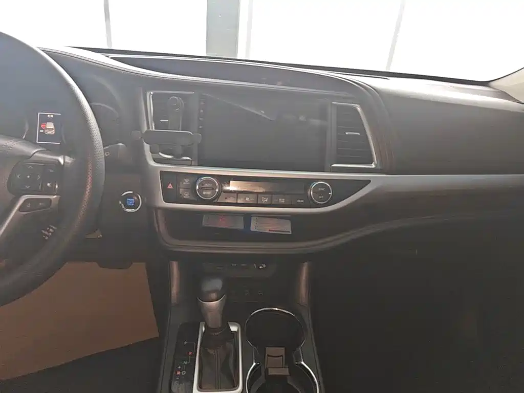 Toyota Highlander — фото 13