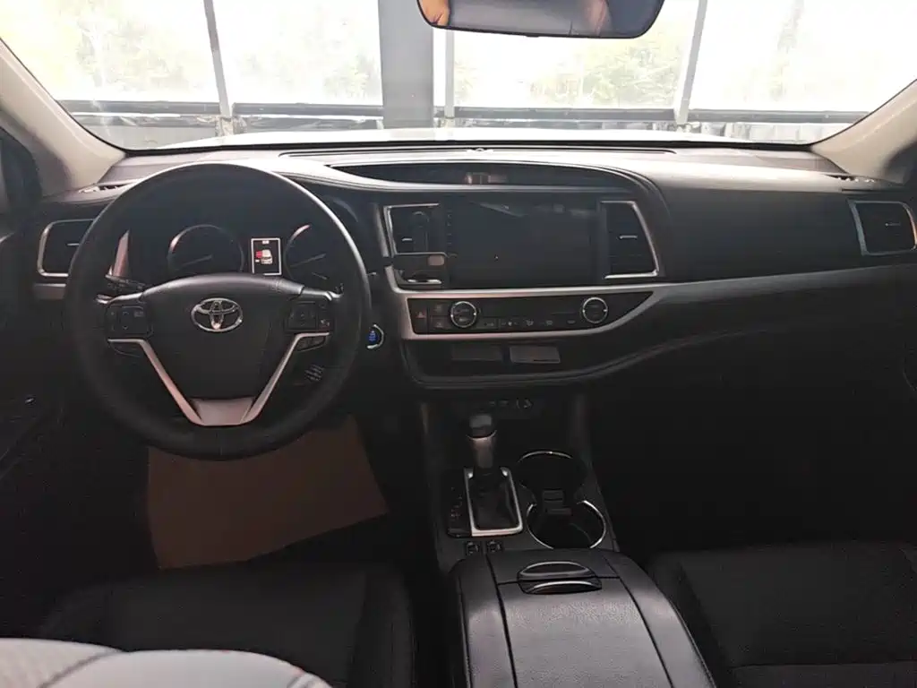 Toyota Highlander — фото 10