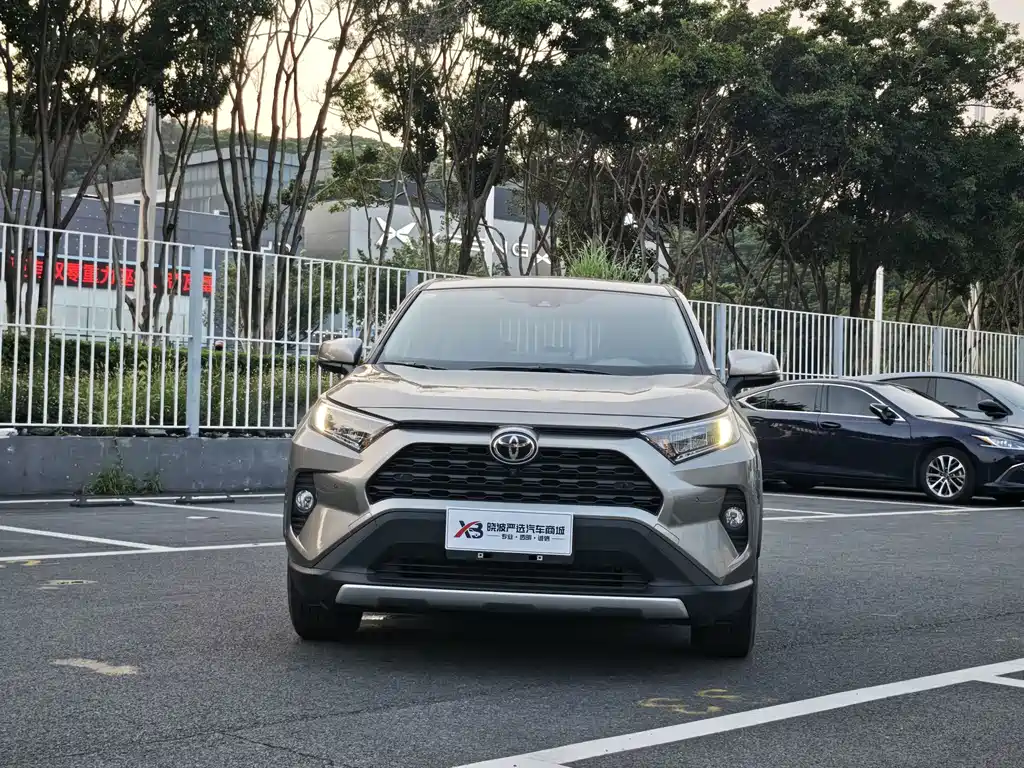 Toyota RAV4 — фото 2