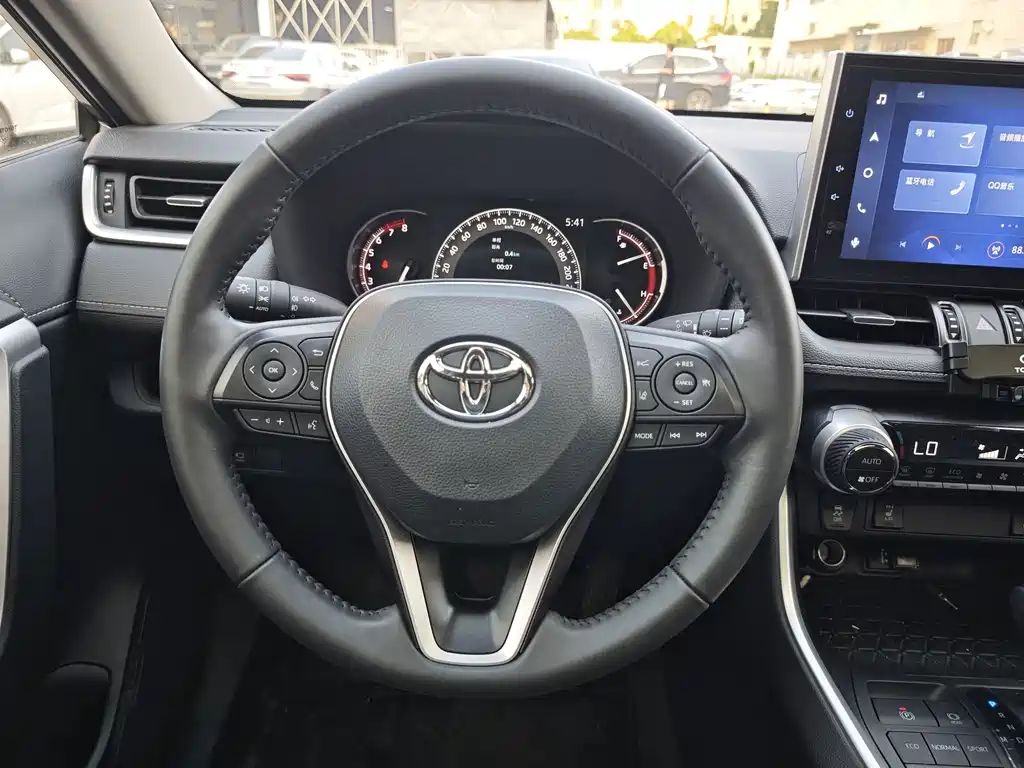 Toyota RAV4 — фото 11