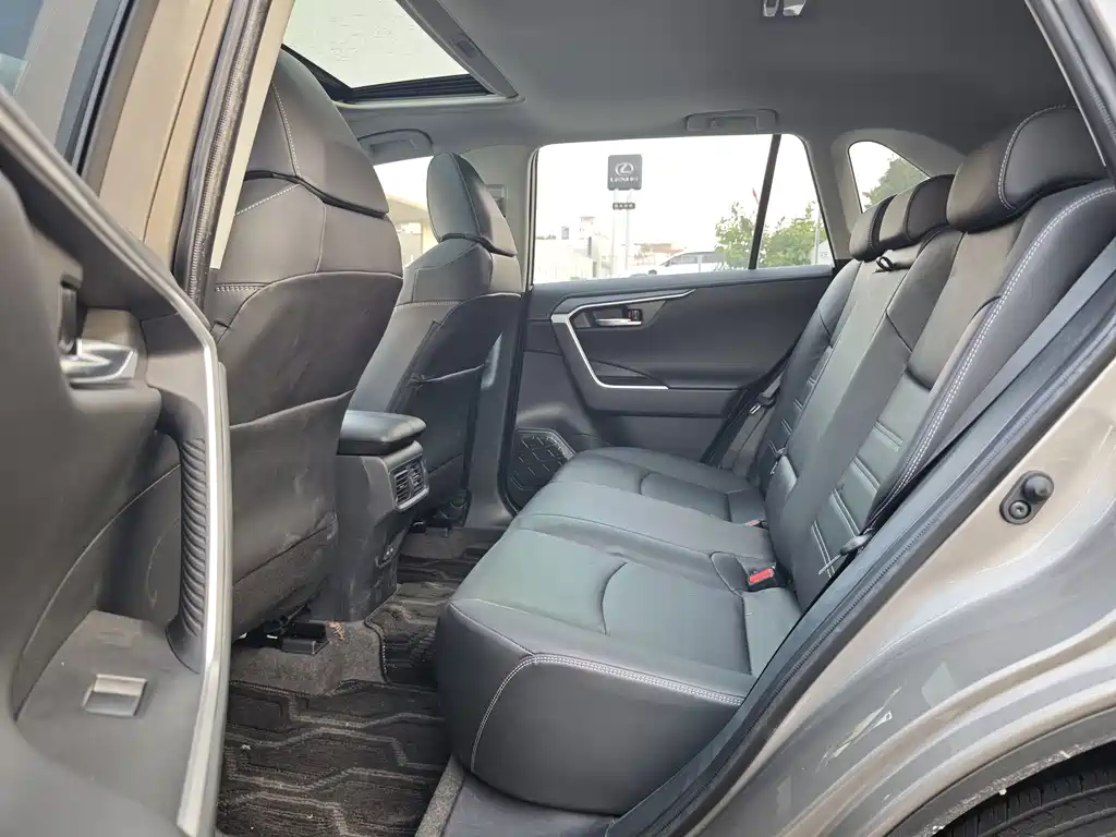 Toyota RAV4 — фото 13