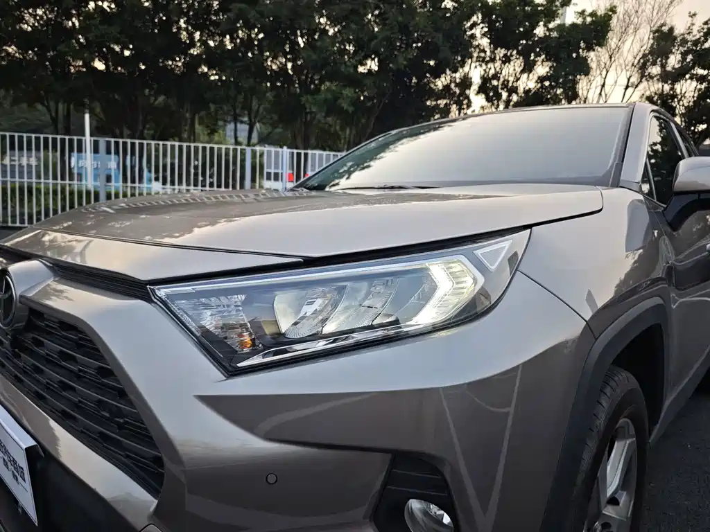 Toyota RAV4 — фото 15