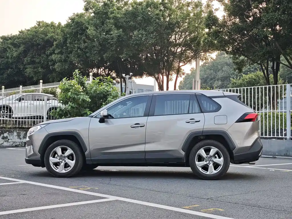 Toyota RAV4 — фото 17
