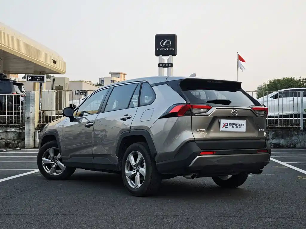 Toyota RAV4 — фото 18