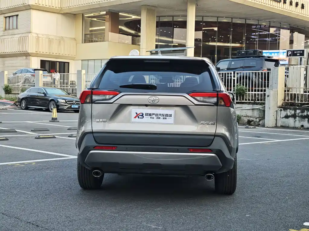 Toyota RAV4 — фото 19