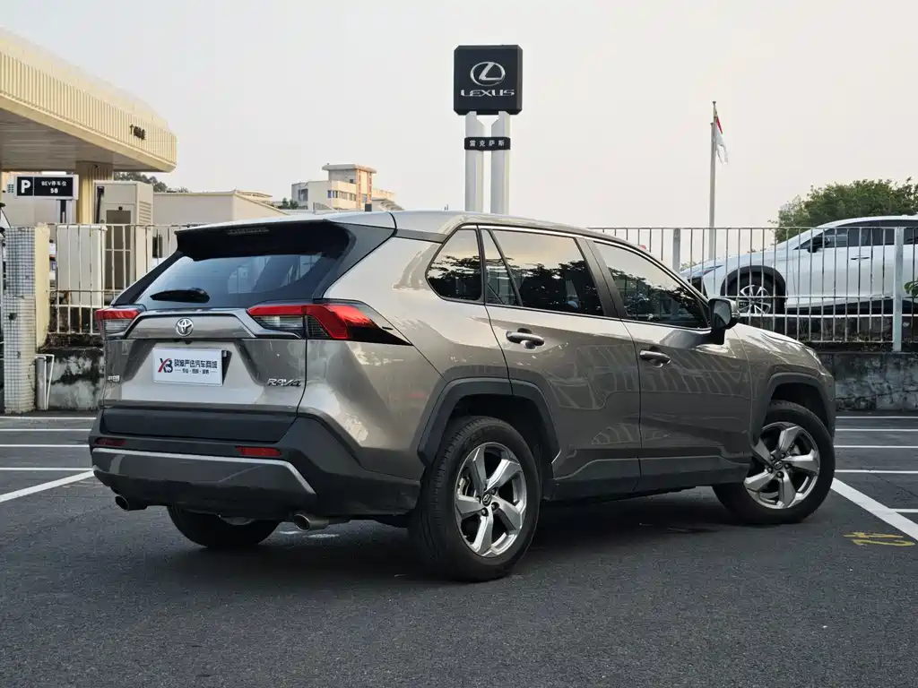Toyota RAV4 — фото 20