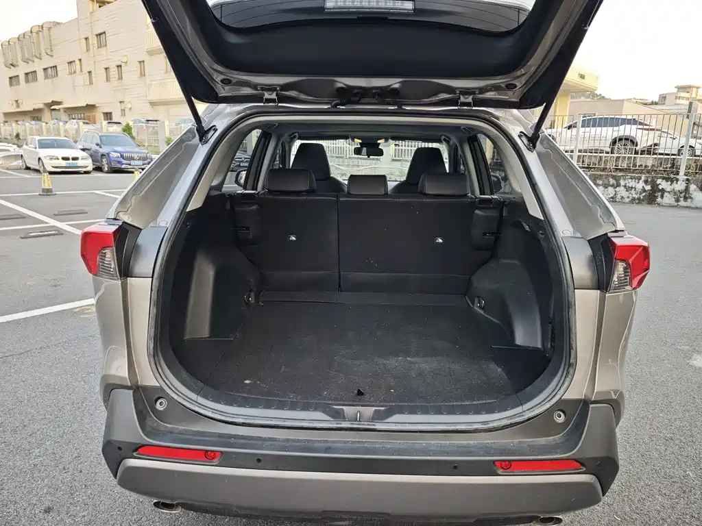 Toyota RAV4 — фото 6