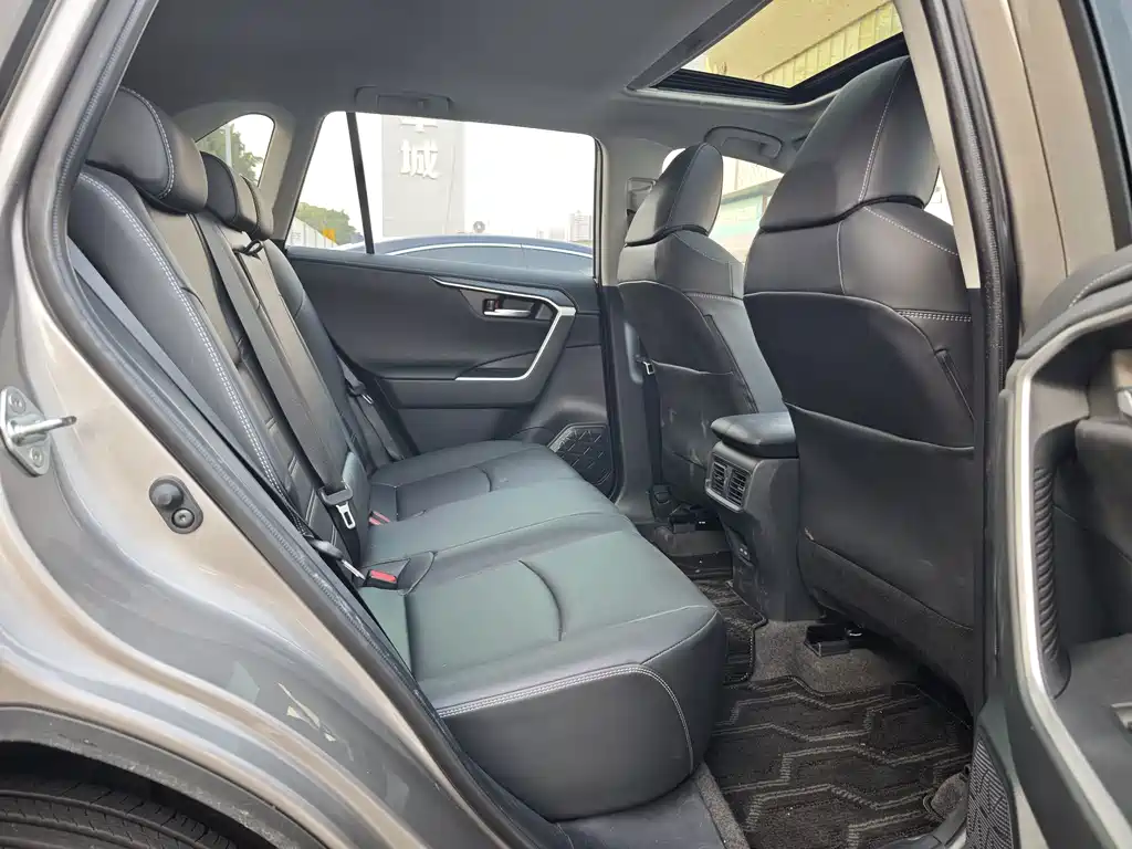 Toyota RAV4 — фото 9