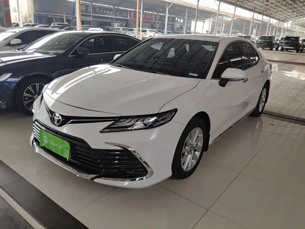 Toyota Camry — фото 2