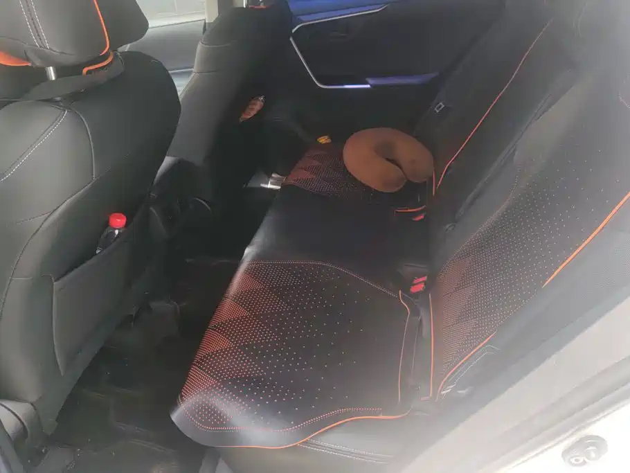 Toyota RAV4 — фото 11