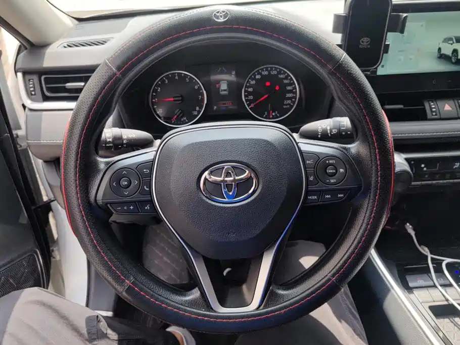 Toyota RAV4 — фото 15