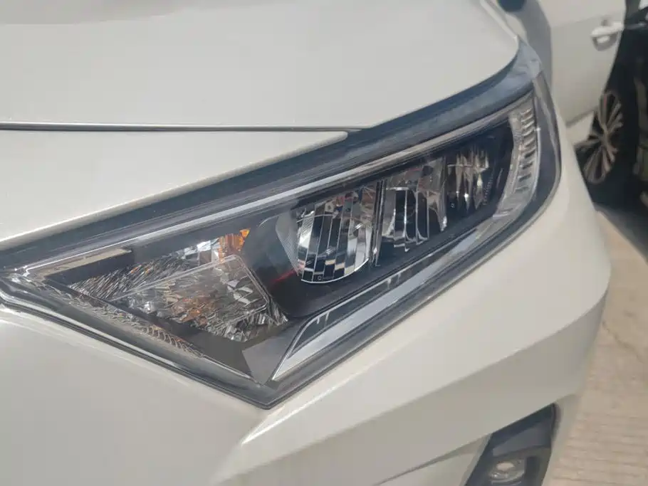 Toyota RAV4 — фото 5