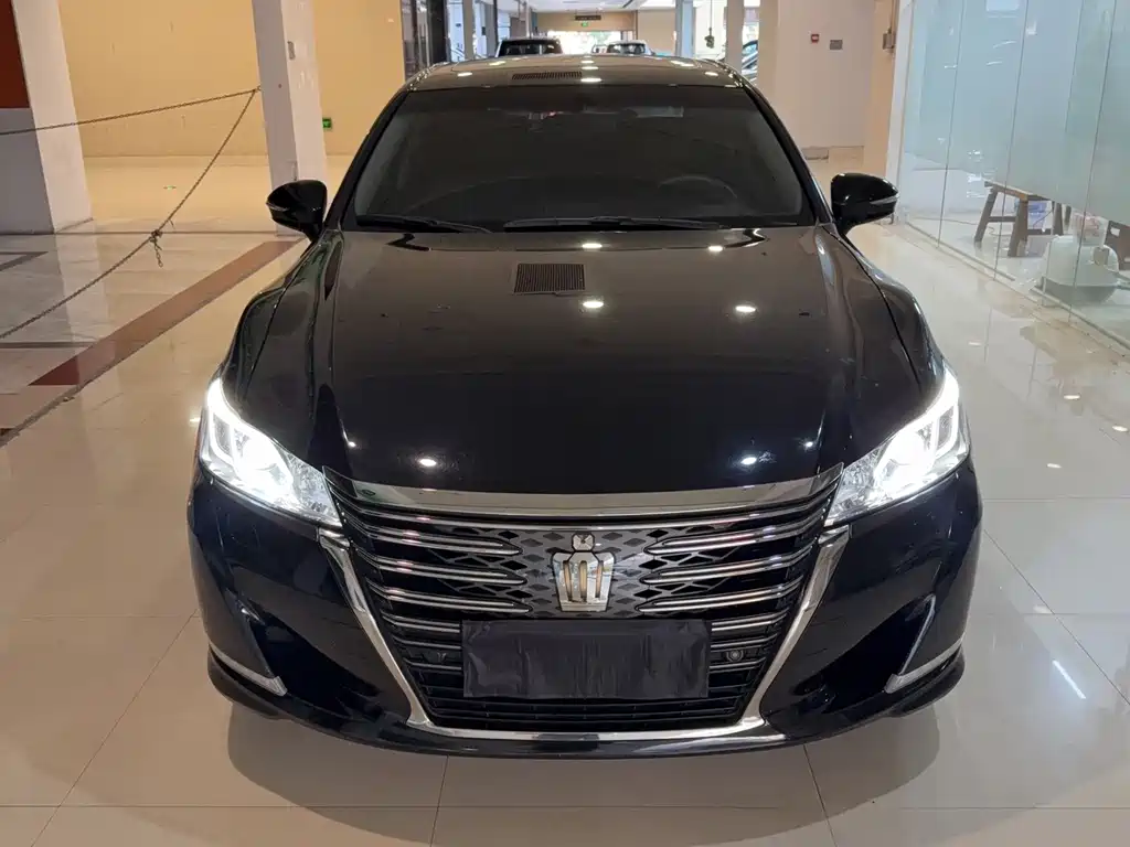 Toyota Crown — фото 2