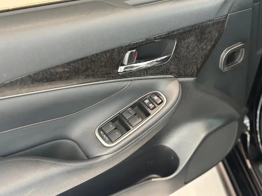 Toyota Crown — фото 11