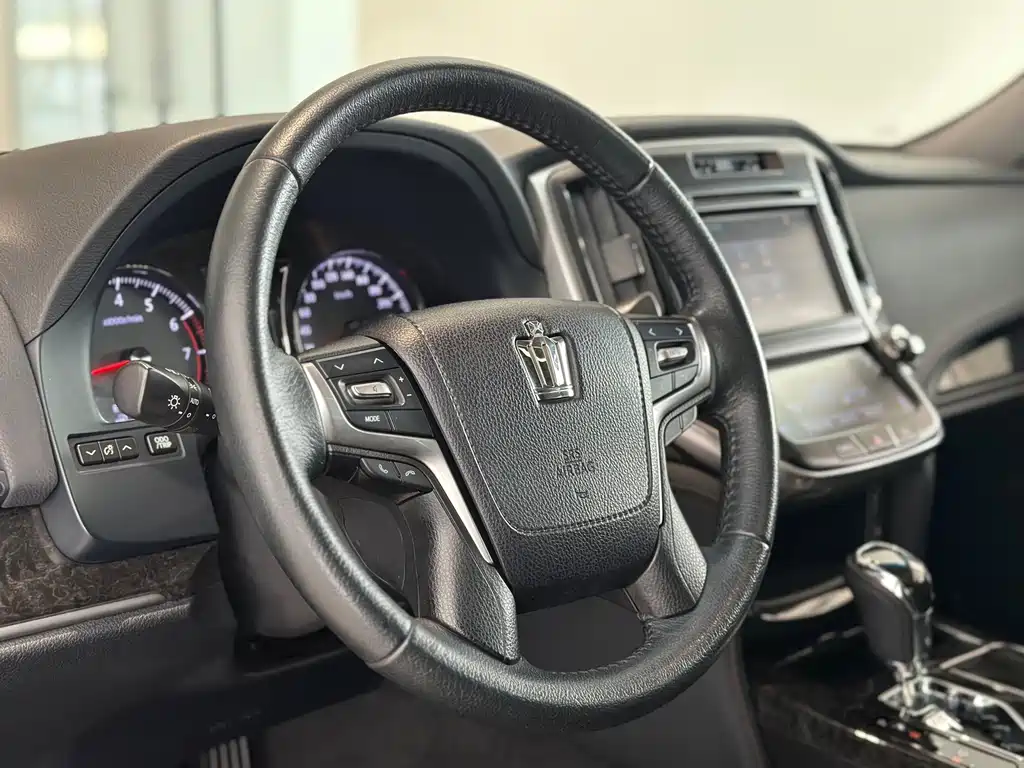 Toyota Crown — фото 13