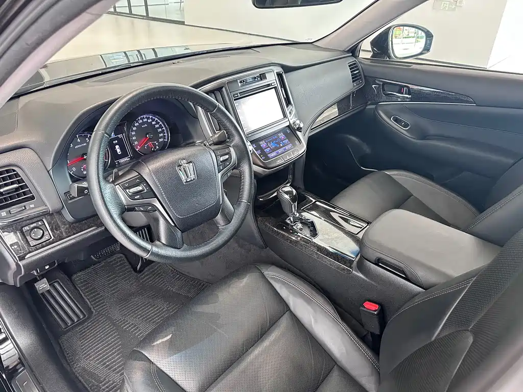 Toyota Crown — фото 14