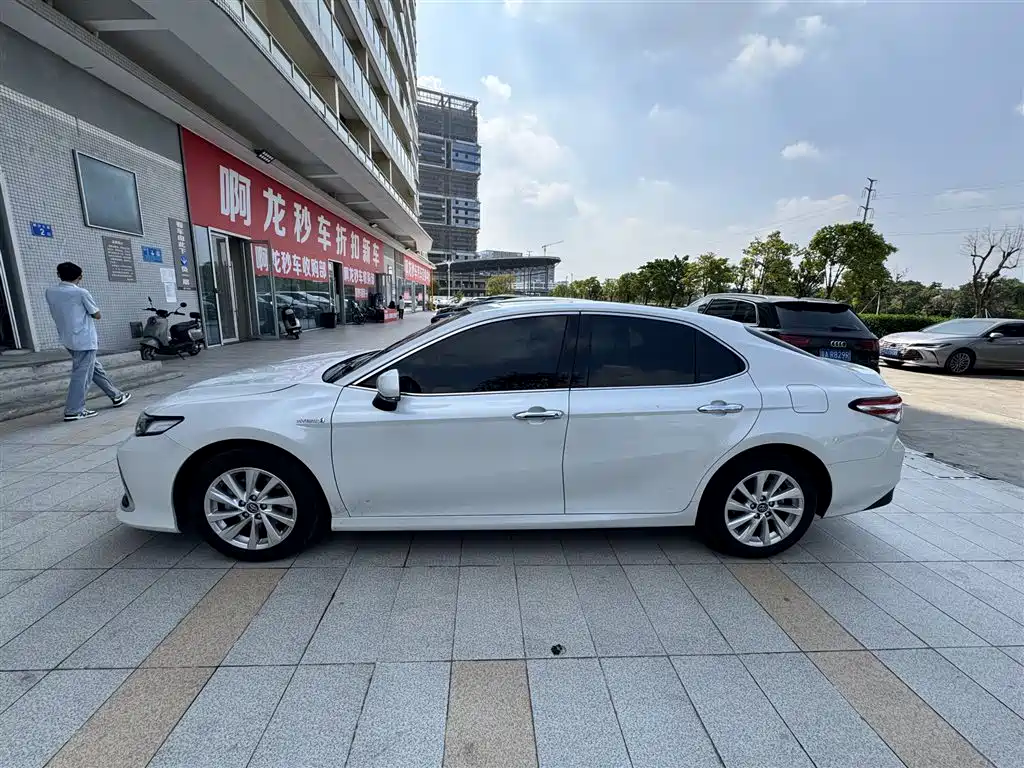 Toyota Camry — фото 2
