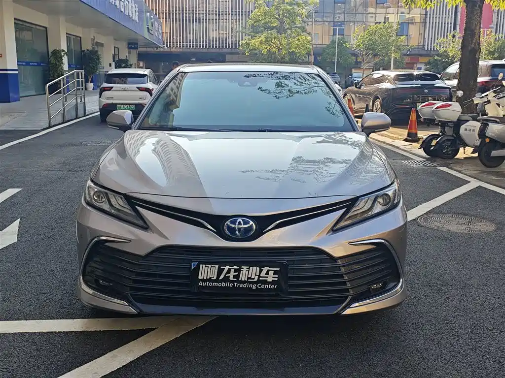 Toyota Camry — фото 2