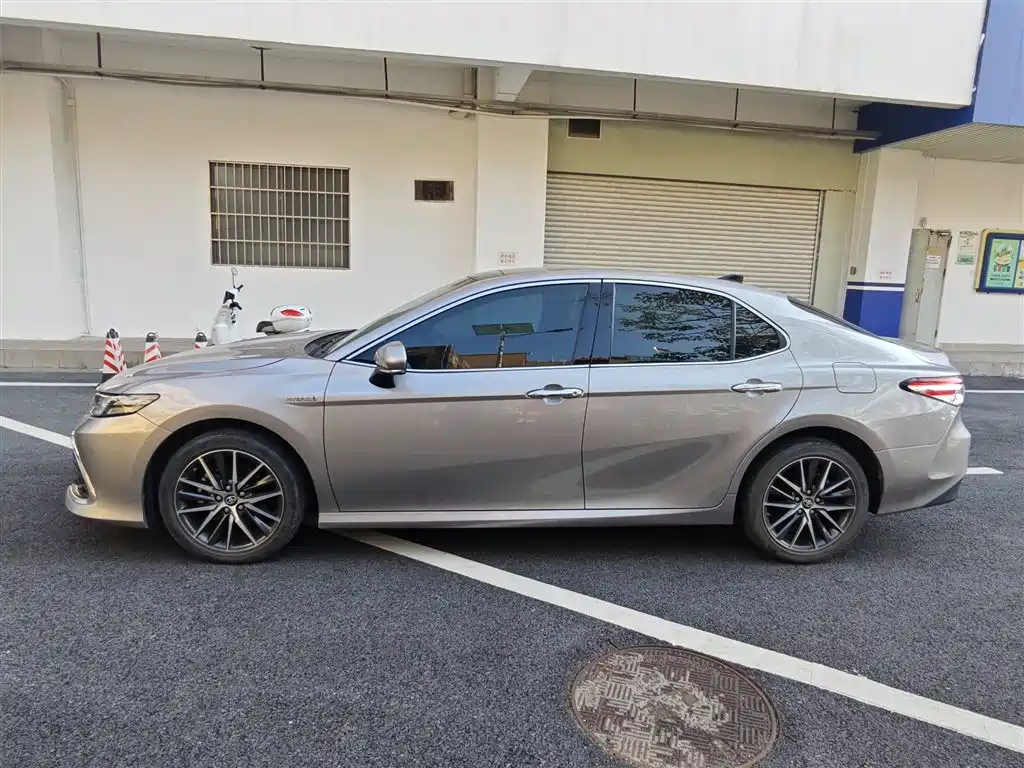 Toyota Camry — фото 3