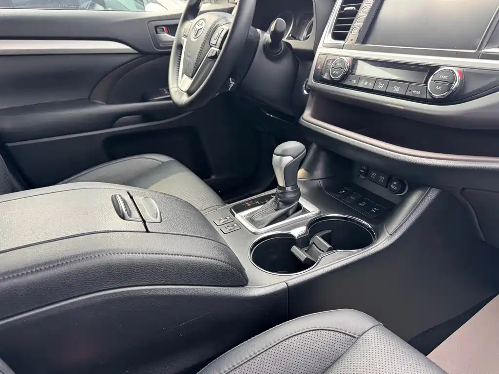 Toyota Highlander — фото 13
