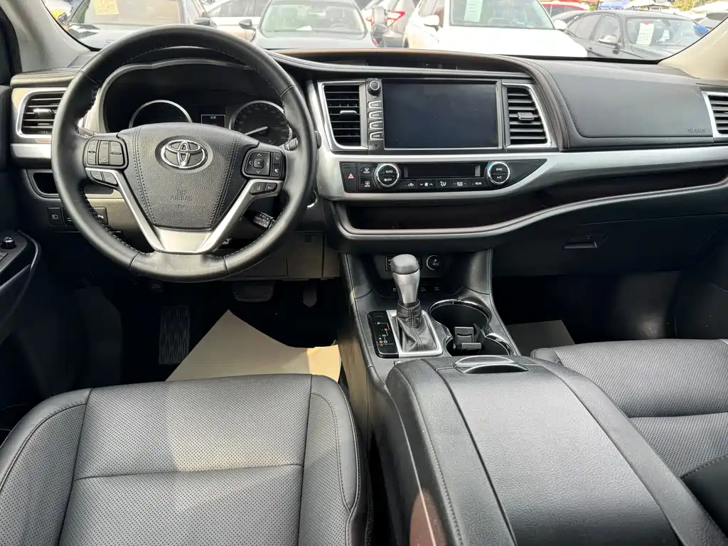 Toyota Highlander — фото 10