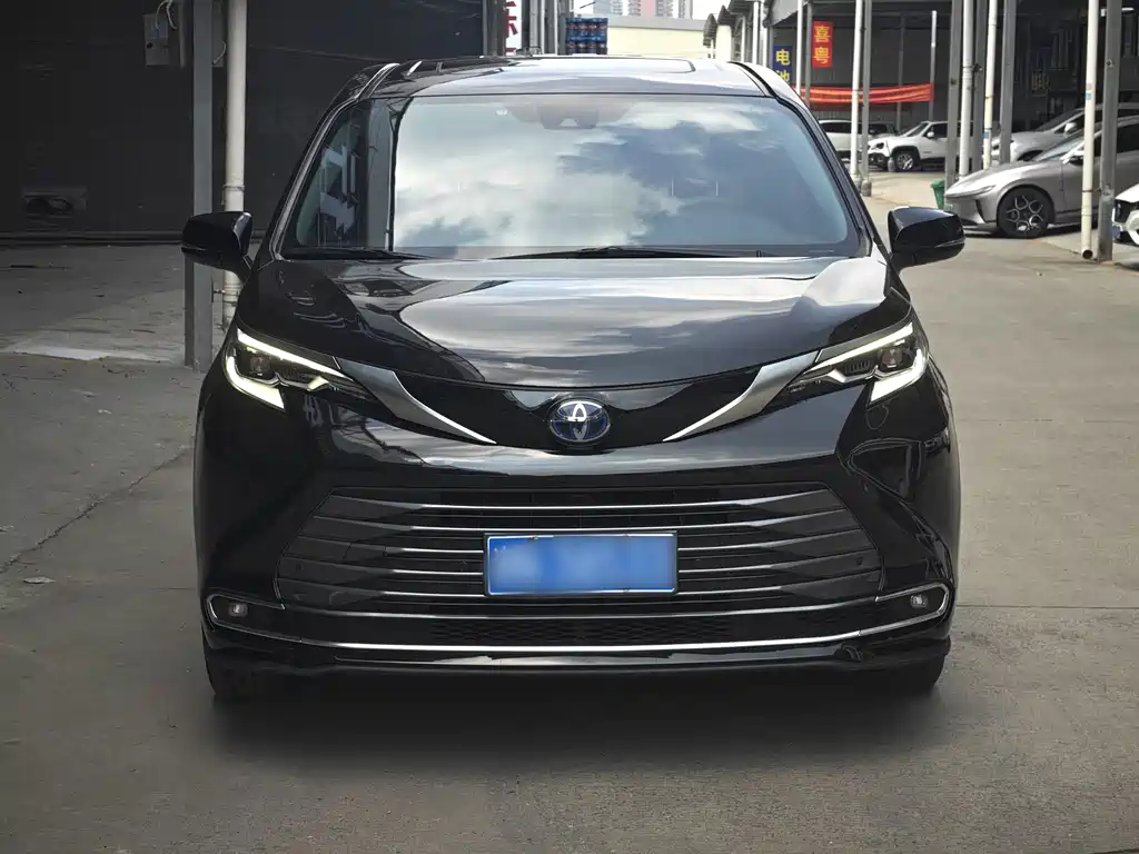 Toyota Sienna — фото 2